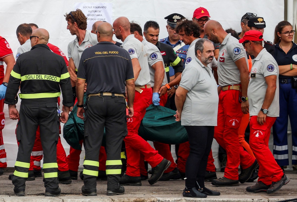 Mergulhadores encontram corpo de bilionário, filha e mais três pessoas em iate que naufragou na Itália, diz jornal