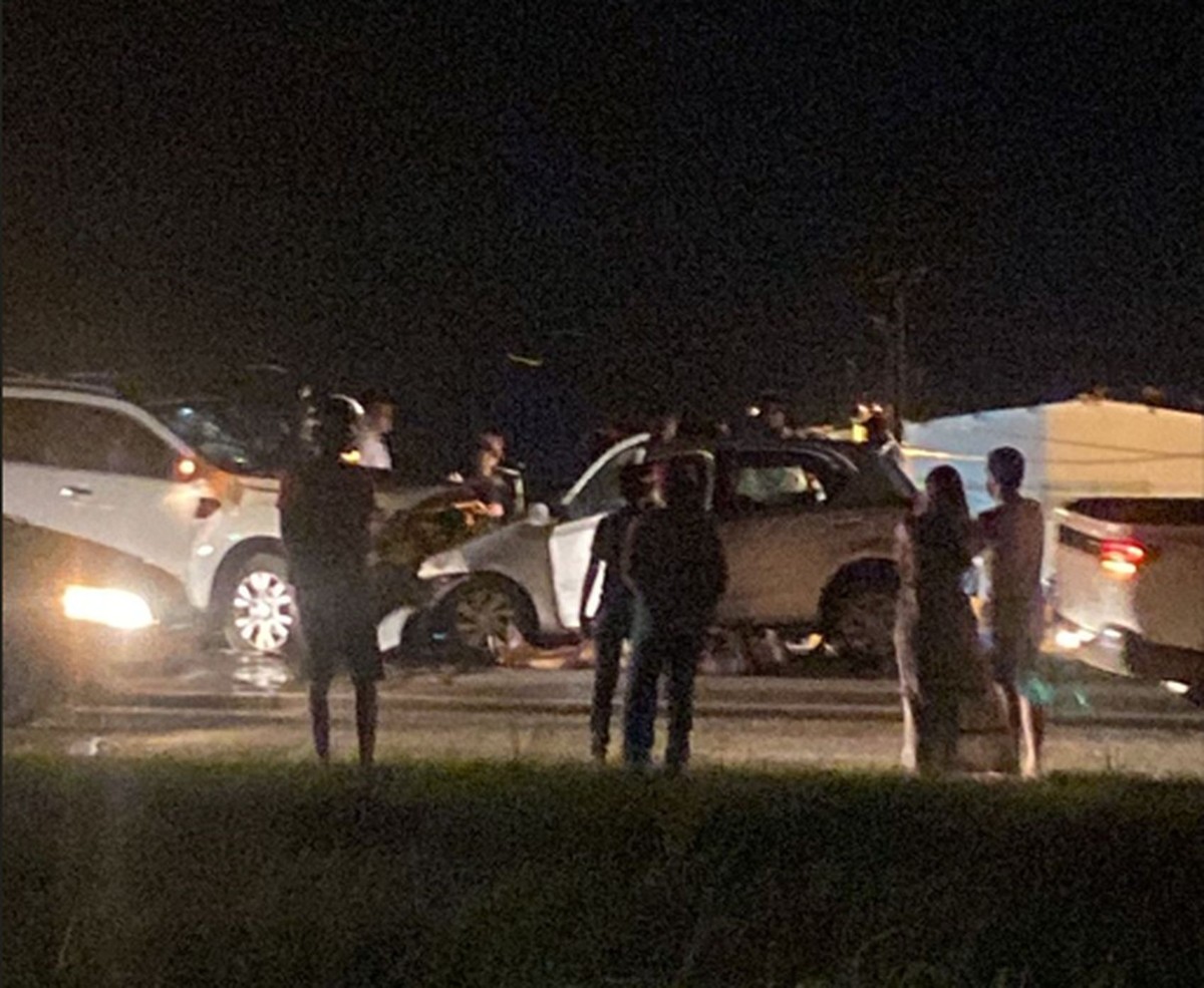 Seis pessoas ficam feridas em batida entre carro e caminhonete na BR-235