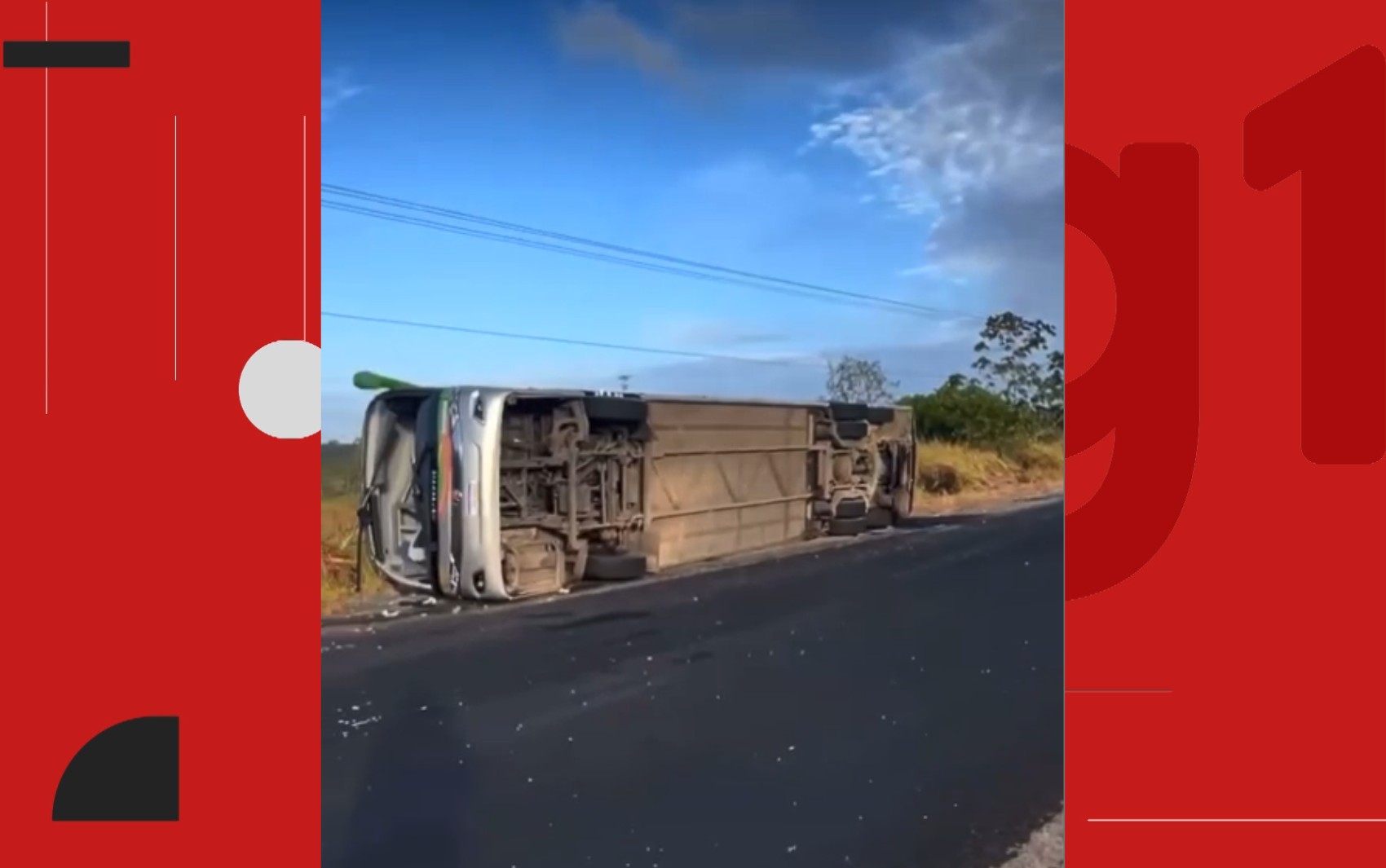 Quatro pessoas morrem e pelo menos 11 ficam feridas após ônibus de turismo tombar em rodovia na Bahia