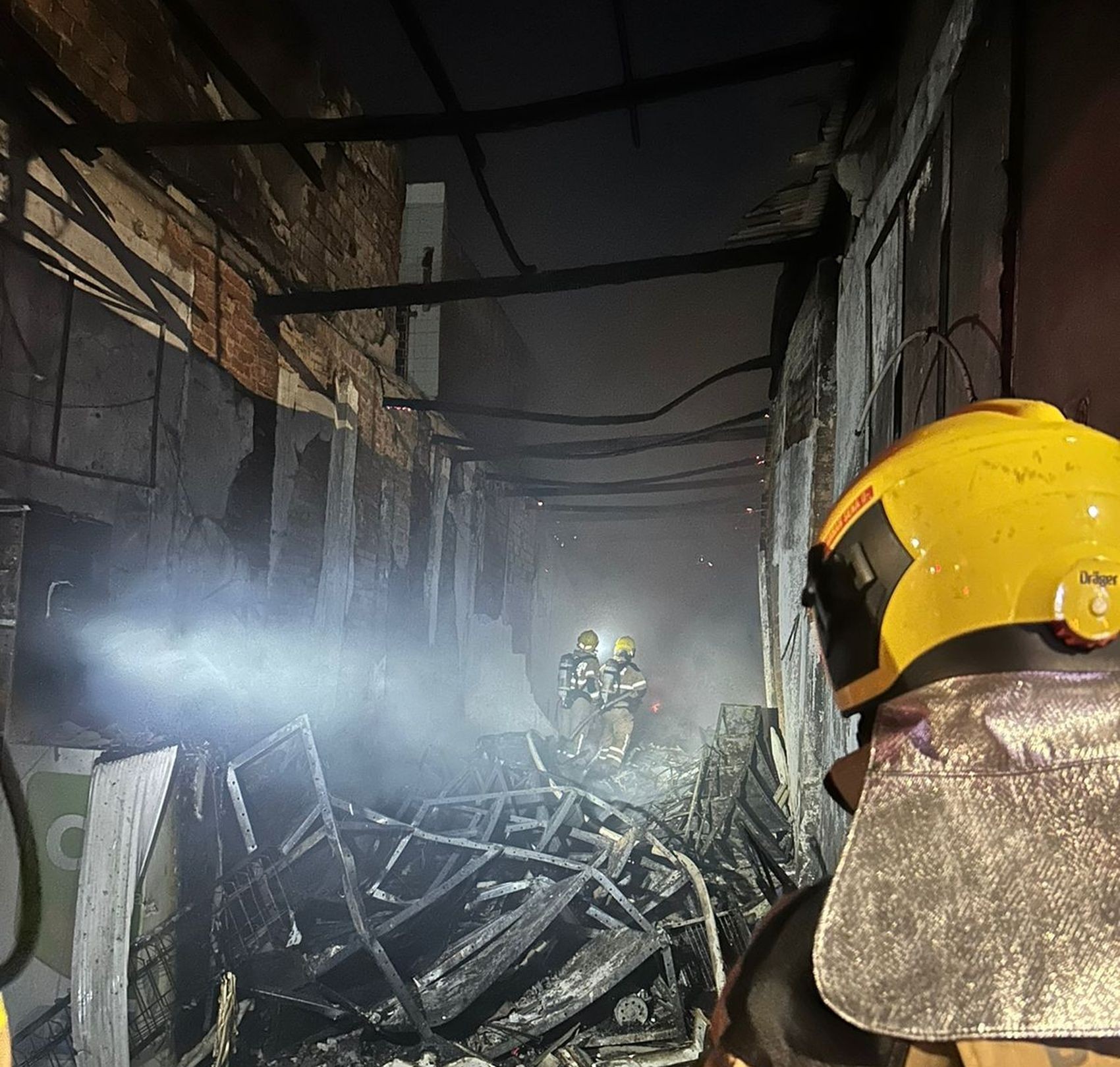 Incêndio destrói loja e atinge residência no Centro Comercial de Aracaju