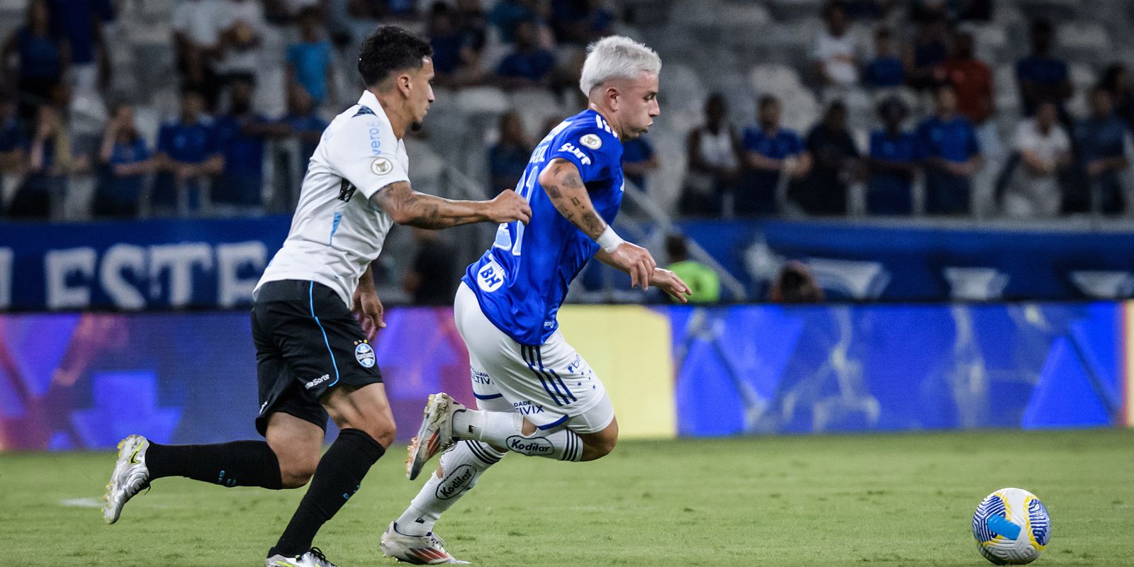 Cruzeiro e Grêmio fazem jogo duro e empatam no Mineirão