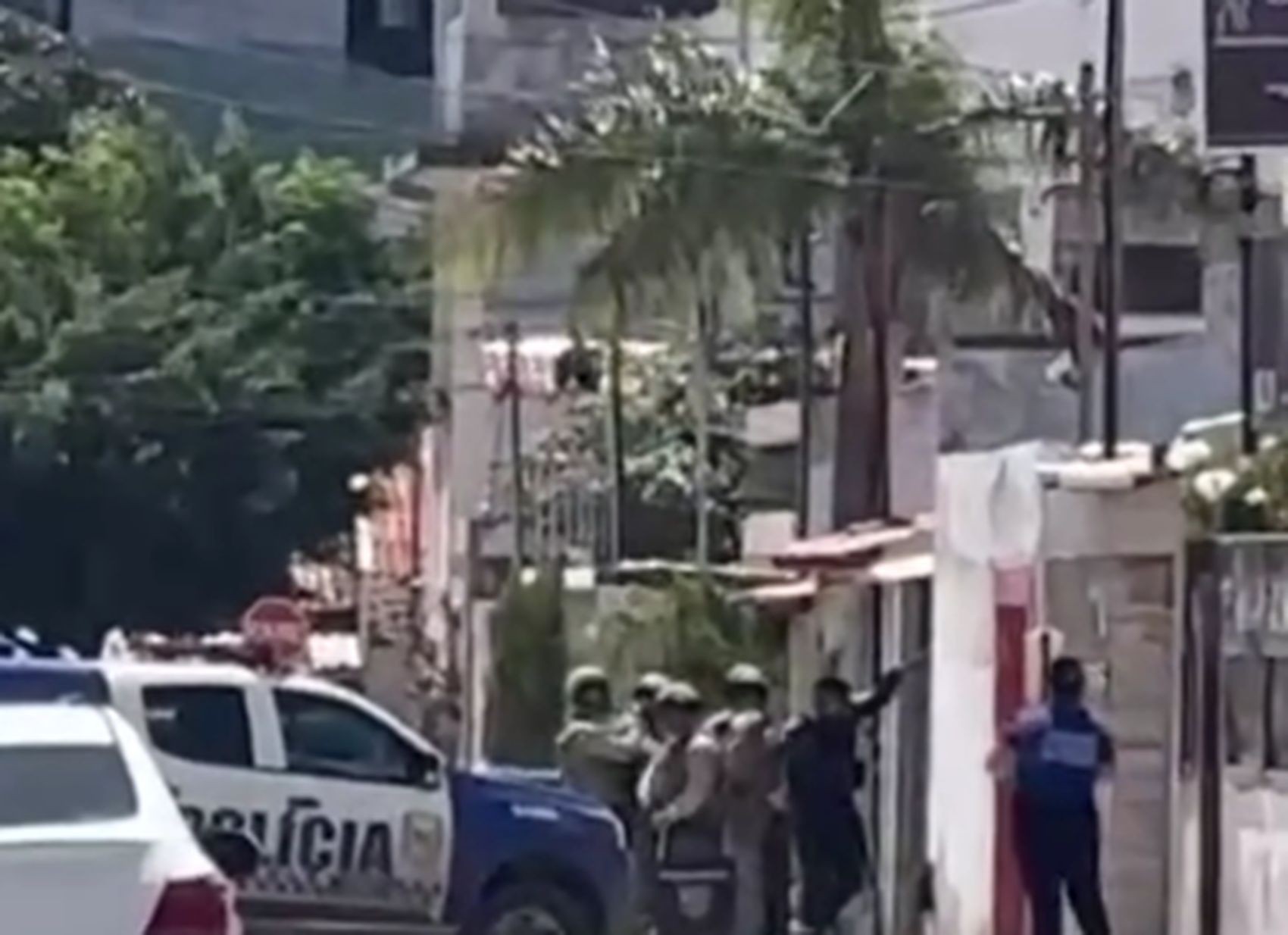 Polícia Militar realiza negociação com suspeito de violência doméstica para que ele se entregue na Zona Sul de Aracaju